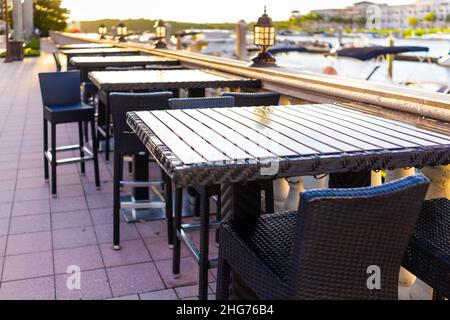 Naples, Floride personne de restaurant extérieur vide café patio coucher de soleil soleil ensoleillé près du quai de quai de la marina près de Bayfront place avec chaises tables b Banque D'Images