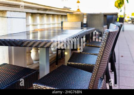 Restaurant extérieur de Naples, Floride café près du quai du quai de la marina près de Bayfront place avec chaises tables par rambarde sur le trottoir de la rue et nob Banque D'Images