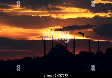 Un coucher de soleil romantique au-dessus de la mosquée bleue vue de la rive asiatique d'Istanbul, en Turquie. Banque D'Images