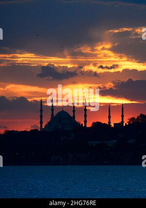 Un coucher de soleil romantique au-dessus de la mosquée bleue vue de la rive asiatique d'Istanbul, en Turquie. Banque D'Images