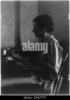 Usines de chaussures, Lynn, Mass.- femme assise à table, travaillant dans une usine de chaussures Banque D'Images