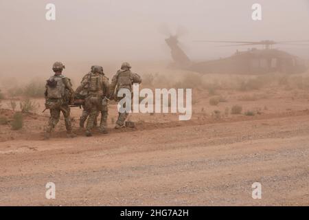 Des soldats du Groupe des Forces spéciales 5th (Airborne) et de la Division des soldats 1st participent à l'entraînement préalable au déploiement à fort Bliss, au Texas, le 10 septembre 2020.Les membres de la Division des blindés de 1st ont permis aux opérations spéciales d'améliorer leur compréhension de la formation d'une force partenaire tout en partageant la connaissance de l'environnement opérationnel à leurs étudiants, Banque D'Images