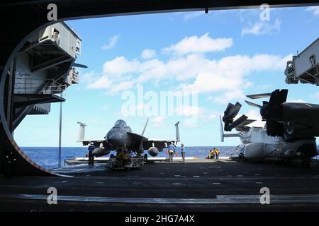 OCÉAN PACIFIQUE (janv17, 2022) les marins déplacent un F/A-18E Super Hornet, affecté aux “vigilantes” de l'escadron de chasse Strike (VFA) 151, dans un ascenseur à bord de l'USS Abraham Lincoln (CVN 72).Abraham Lincoln Strike Group est en cours de déploiement prévu dans la zone d'exploitation de la flotte américaine 7th afin d'améliorer l'interopérabilité par le biais d'alliances et de partenariats tout en servant de force d'intervention prête à l'emploi pour soutenir une région Indo-Pacifique libre et ouverte.(É.-U.Photo de la marine par la spécialiste en communication de masse apprenti Julia Brockman) Banque D'Images
