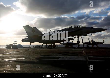 OCÉAN PACIFIQUE (janv17, 2022) un F/A-18F Super Hornet, affecté aux « Black Aces » du Strike Fighter Squadron (VFA) 41, se prépare à faire un atterrissage arrêté sur le pont de vol de l'USS Abraham Lincoln (CVN 72).Abraham Lincoln Strike Group est en cours de déploiement prévu dans la zone d'exploitation de la flotte américaine 7th afin d'améliorer l'interopérabilité par le biais d'alliances et de partenariats tout en servant de force d'intervention prête à l'emploi pour soutenir une région Indo-Pacifique libre et ouverte.(É.-U.Photo de la marine par Michael Singley, spécialiste des communications de masse, classe 3rd) Banque D'Images