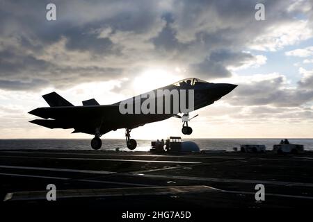 OCÉAN PACIFIQUE (janv17, 2022) un F-35C Lightning II, affecté au 'Chevalier noir' de l'escadron d'attaque de chasseurs marins (VMFA) 314, se prépare à faire un atterrissage arrêté sur le pont de vol de l'USS Abraham Lincoln (CVN 72).Abraham Lincoln Strike Group est en cours de déploiement prévu dans la zone d'exploitation de la flotte américaine 7th afin d'améliorer l'interopérabilité par le biais d'alliances et de partenariats tout en servant de force d'intervention prête à l'emploi pour soutenir une région Indo-Pacifique libre et ouverte.(É.-U.Photo de la marine par Michael Singley, spécialiste des communications de masse, classe 3rd) Banque D'Images