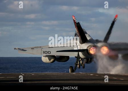 OCÉAN PACIFIQUE (janv17, 2022) un F/A-18F Super Hornet, affecté aux « Black Aces » du Strike Fighter Squadron (VFA) 41, sort du pont de vol de l'USS Abraham Lincoln (CVN 72).Abraham Lincoln Strike Group est en cours de déploiement prévu dans la zone d'exploitation de la flotte américaine 7th afin d'améliorer l'interopérabilité par le biais d'alliances et de partenariats tout en servant de force d'intervention prête à l'emploi pour soutenir une région Indo-Pacifique libre et ouverte.(É.-U.Photo de la marine par Michael Singley, spécialiste des communications de masse, classe 3rd) Banque D'Images