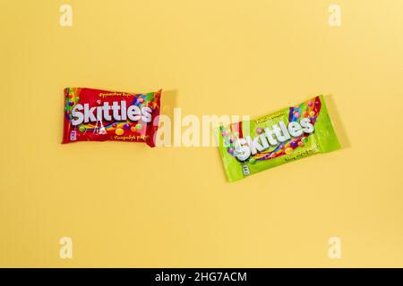 Tyumen, Russie-décembre 27, 2021: Bonbons à la marmite fabriqués par Wm.Wrigley Jr. Company.Arrière-plan multicolore Banque D'Images