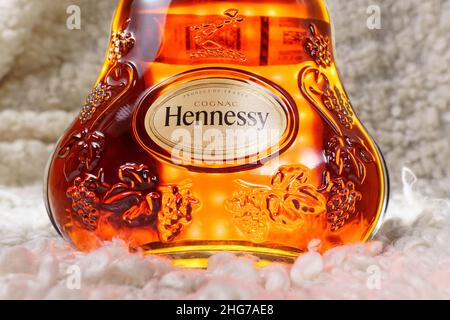 Tyumen, Russie-27 novembre 2021 : logo de la bouteille Cognac Hennessy X.O Banque D'Images