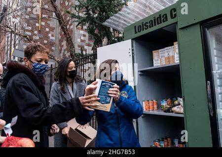 New York, États-Unis.17th janvier 2022.Le gouverneur Kathy Hochul aide à remplir le réfrigérateur et le placard de la communauté à l'extérieur de la paroisse luthérienne de Trinity Lower East Side avec de la nourriture pour les personnes dans le besoin.En raison de la pandémie COVID-19, beaucoup de personnes ont perdu leur revenu et ont besoin de fournitures de base comme de la nourriture.Les membres de la paroisse et les bénévoles remplissent quotidiennement réfrigérateur et placard à l'extérieur de l'église avec des fournitures alimentaires de base pour les gens à ramasser gratuitement.Le gouverneur était accompagné de Harvey Epstein, député à l'Assemblée, de Brad Hoylman, sénateur du NYS, de Carlina Rivera, membre du Conseil municipal, et d'Adrienne Adams, présidente du Conseil municipal. Banque D'Images