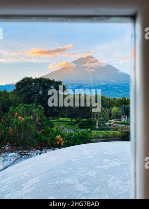 Vue sur le volcan Agua depuis Villa bokeh, un hôtel de luxe à Antigua Guatemala Banque D'Images