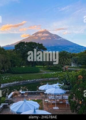 Vue sur le volcan Agua depuis Villa bokeh, un hôtel de luxe à Antigua Guatemala Banque D'Images