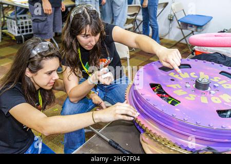 Miami Florida,Battlebots IQ Tournament,Battling robots robot robotique compétition,étudiants adolescents adolescents adolescents adolescents,filles femme,rep Banque D'Images