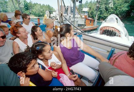 Orlando Florida,Universal Studios,Jaws Shark attaquant les passagers terreur thrill promenade en bateau, famille hispanique garçon fille mère réagissant scarifiant Banque D'Images