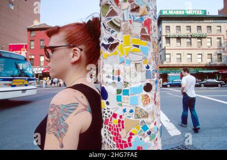 New York City,Manhattan,URBAN,Métropolis,East Village 3rd Avenue St. Marks place Mosaic lampadaire,lampe poteau,design,publicité,marché,monnaie,argent,noti Banque D'Images