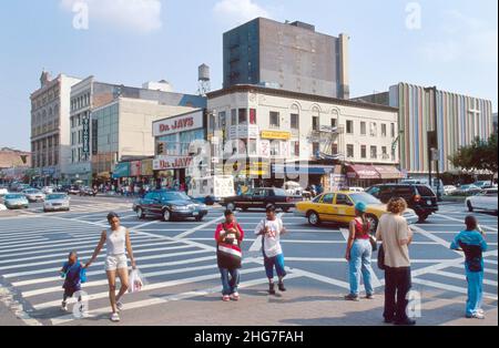 New York City,Manhattan,urbain,métropole,Harlem,quartier noir,résidentiel NY125th Street Adam Clayton Powell Jr Boulevard affaires,es résidents Banque D'Images