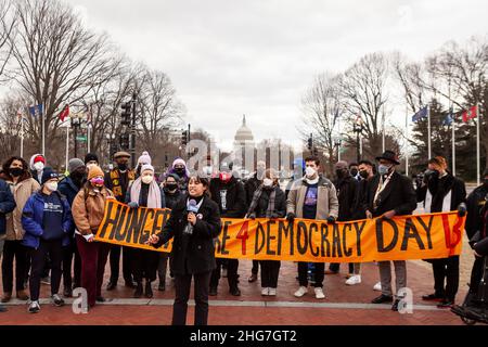 Washington, DC, Etats-Unis, 18 janvier 2022.En photo : Joseline Garcia, co-fondatrice d'un-PAC, une organisation politique dirigée par des étudiants, s'adresse aux dirigeants religieux et aux étudiants en grève de la faim, priant à une action non violente de désobéissance civile pour le droit de vote.Les grévistes de la faim demandent l'adoption de la loi John Lewis sur l'avancement des droits de vote afin de protéger le droit de vote.C'est le résultat de l'adoption de lois de restriction du vote dans 19 États au cours de la dernière année.Crédit : Allison Bailey / Alamy Live News Banque D'Images