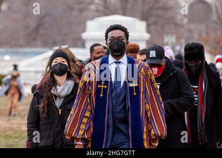 Washington, DC, Etats-Unis, 18 janvier 2022.Photo : Joseline Garcia (à gauche), co-fondatrice d'un-PAC, et le pasteur Stephen A. Green march avec des leaders religieux et des étudiants en grève de la faim au Capitole des États-Unis pour une action de désobéissance civile pour le droit de vote.Ils exigent l'adoption de la loi John Lewis sur l'avancement des droits de vote afin de protéger le droit de vote.C'est le résultat de l'adoption de lois de restriction du vote dans 19 États au cours de la dernière année.Crédit : Allison Bailey / Alamy Live News Banque D'Images