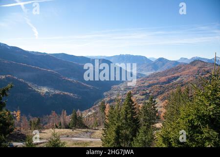 Paysage d'automne de la vallée de Mocheni, Baselga di Pine, Italie.Vue sur la montagne Banque D'Images