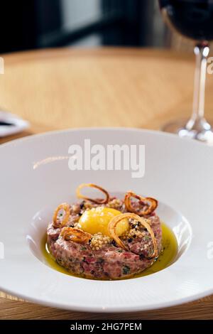 Steak tartare à l'huile d'olive, œuf et sel de mer. Banque D'Images