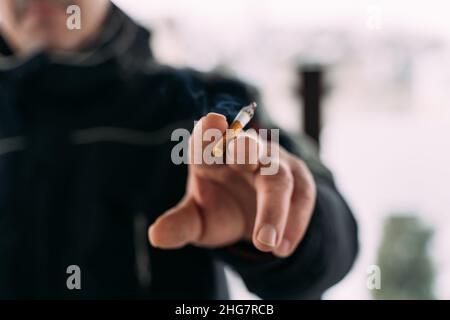 Gros plan de la main tenant une cigarette.Fumer mauvaise habitude Banque D'Images