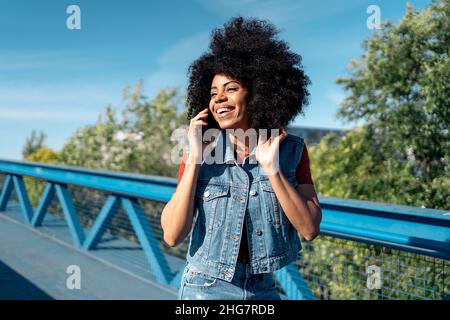Portrait de la belle jeune femme afro Banque D'Images