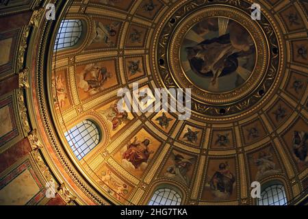 Budapest, Allemagne - 08 novembre 2021 : dôme d'or intérieur dans la cathédrale d'Istvan Banque D'Images