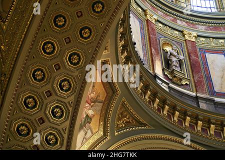 Budapest, Allemagne - 08 novembre 2021 : dôme d'or intérieur dans la cathédrale d'Istvan Banque D'Images