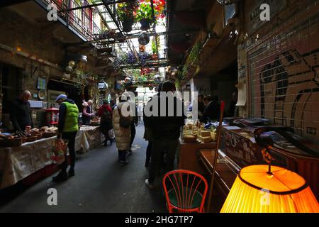 Budapest, Hongrie - 08 novembre 2021: Marché alimentaire du dimanche à Szimla kert quartier juif Ruin bar Banque D'Images