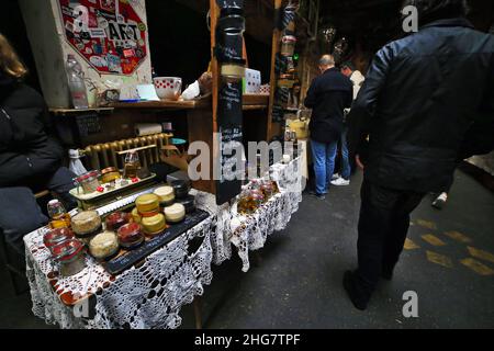 Budapest, Hongrie - 08 novembre 2021: Marché alimentaire du dimanche à Szimla kert quartier juif Ruin bar Banque D'Images