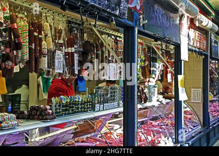 Budapest, Allemagne - 08 novembre 2021 : magasin de viande à l'intérieur de la salle centrale du marché alimentaire Banque D'Images