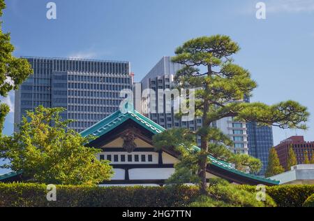 Gratte-ciels du quartier commercial de Marunouchi se reflétant dans l'eau de la lande extérieure du palais impérial de Tokyo.Tokyo.Japon Banque D'Images