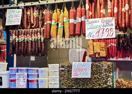 Budapest, Allemagne - 08 novembre 2021 : magasin de viande à l'intérieur de la salle centrale du marché alimentaire Banque D'Images