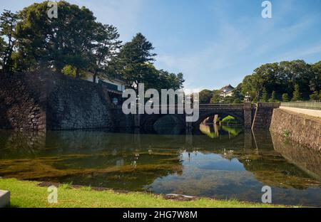 Le pont Seimon Ishibashi mène à la porte principale du Palais impérial.Il est connu sous le nom de pont de lunettes (Meganebashi) en raison de son arc de pierre de reflecec Banque D'Images