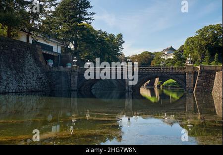 Le pont Seimon Ishibashi mène à la porte principale du Palais impérial.Il est connu sous le nom de pont de lunettes (Meganebashi) en raison de son arc de pierre de reflecec Banque D'Images