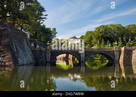 Le pont Seimon Ishibashi mène à la porte principale du Palais impérial.Il est connu sous le nom de pont de lunettes (Meganebashi) en raison de son arc de pierre de reflecec Banque D'Images