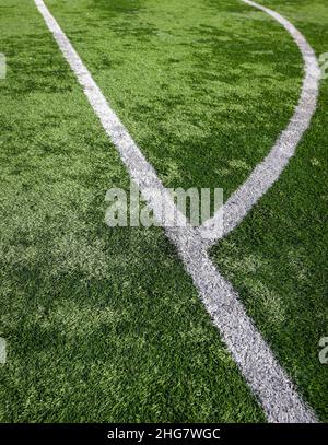 Détails de faible profondeur de champ (mise au point sélective) avec un terrain de football synthétique (gazon artificiel). Banque D'Images