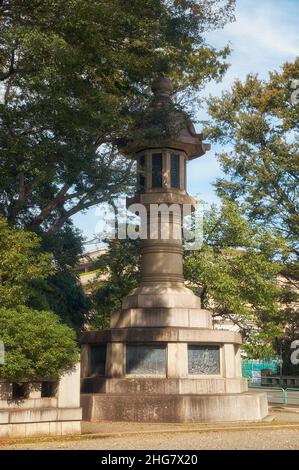 Vue sur les immenses lanternes en pierre du jardin intérieur du sanctuaire Yasukuni.C'est la plus grande lanterne en granit du Japon.Chiyoda.Tokyo.Japon Banque D'Images