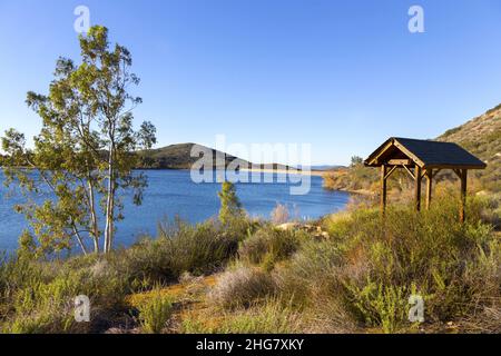 Structure de belvédère en bois et aire de pique-nique au sentier de randonnée du lac Poway.Paysage panoramique du nord du comté de San Diego avec ciel bleu et vert Grassland Banque D'Images