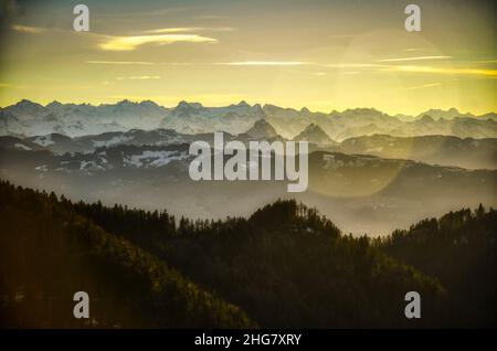 belle ambiance de soirée sur une colline suisse. Les derniers rayons du soleil illuminent le magnifique paysage Banque D'Images