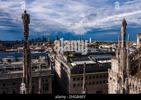 Vue depuis le toit de la cathédrale de Milan, le Duomo di Milano jusqu'à la banlieue de Porta Nuova avec son architecture moderne. Banque D'Images