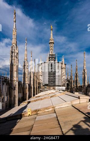 Vue sur le toit de la cathédrale de Milan, Duomo di Milano, à l'échafaudage de la tour principale du bâtiment, sur lequel les travaux de restauration sont en cours. Banque D'Images