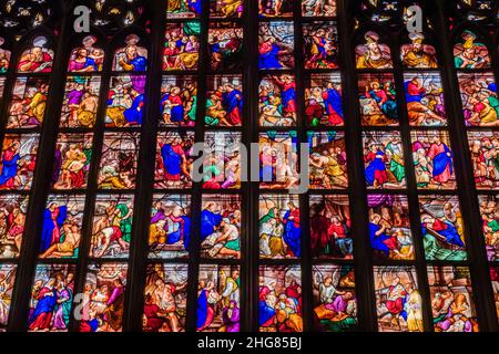 Un détail des magnifiques vitraux colorés à l'intérieur du Duomo di Milano, cathédrale de Milan. Banque D'Images