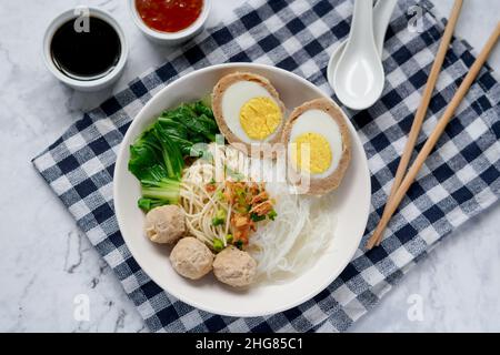 Bakso télur est une cuisine de rue indonésienne contenant des boulettes de viande avec des œufs durs et servi avec des nouilles Banque D'Images