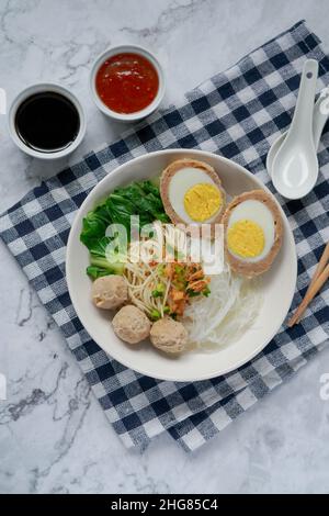 Bakso télur est une cuisine de rue indonésienne contenant des boulettes de viande avec des œufs durs et servi avec des nouilles Banque D'Images