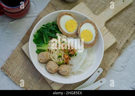 Bakso télur est une cuisine de rue indonésienne contenant des boulettes de viande avec des œufs durs et servi avec des nouilles Banque D'Images