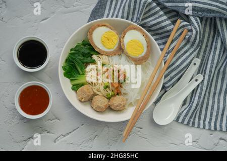 Bakso télur est une cuisine de rue indonésienne contenant des boulettes de viande avec des œufs durs et servi avec des nouilles Banque D'Images