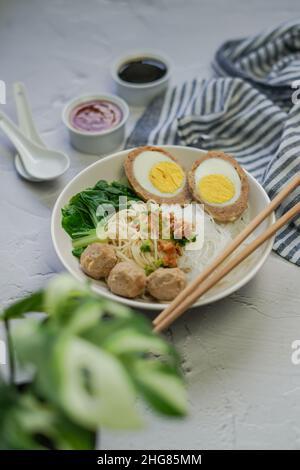 Bakso télur est une cuisine de rue indonésienne contenant des boulettes de viande avec des œufs durs et servi avec des nouilles Banque D'Images