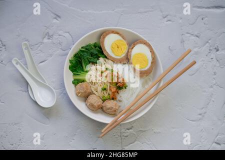 Bakso télur est une cuisine de rue indonésienne contenant des boulettes de viande avec des œufs durs et servi avec des nouilles Banque D'Images