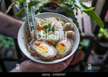 Bakso télur est une cuisine de rue indonésienne contenant des boulettes de viande avec des œufs durs et servi avec des nouilles Banque D'Images