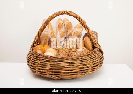 Gruppenfoto von verschiedenen Brot- und Broetchensorten in einem Korb auf weissem Grund. Banque D'Images